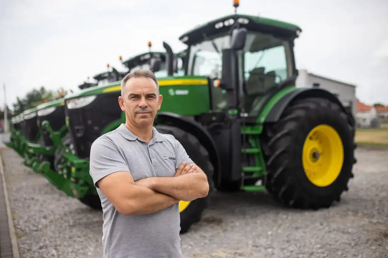 Andrzej Błaszczuk, wynajem ciągników rolniczych john deere, na portrecie zespołu GRAVIT.