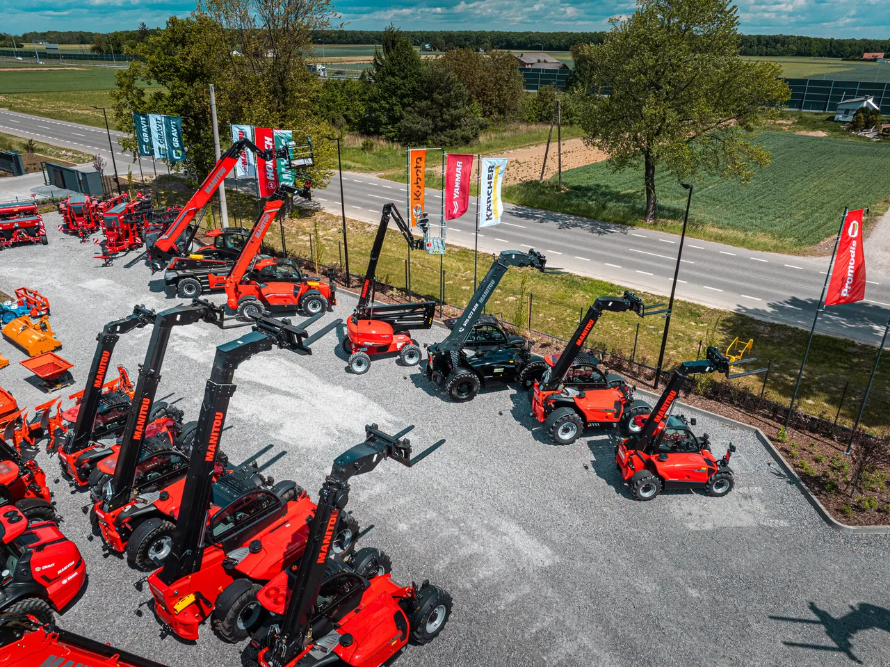 Flota ładowarek teleskopowych Manitou na placu GRAVIT Rental.