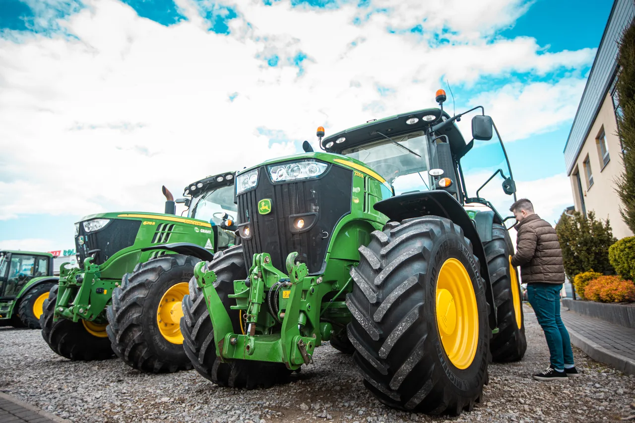 Ciągniki John Deere przygotowane do wynajmu przed oddziałem GRAVIT.