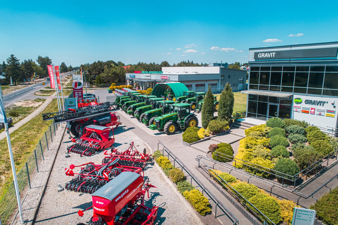 Ciągniki John Deere i maszyny rolnicze na placu oddziału GRAVIT.