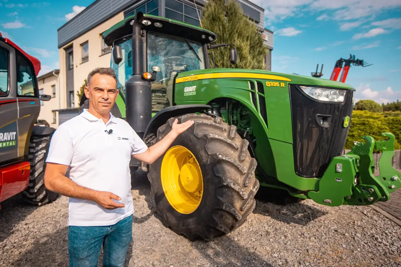 Ciągnik John Deere na placu floty GRAVIT Rental.