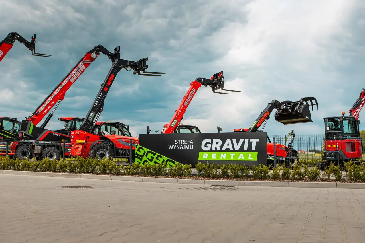 Ładowarki teleskopowe Manitou stoją w strefie wynajmu GRAVIT Rental.