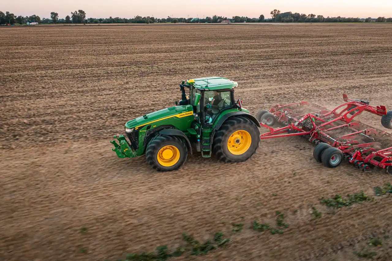 Ciągnik John Deere z agregatem uprawowo-siewnym na polu
