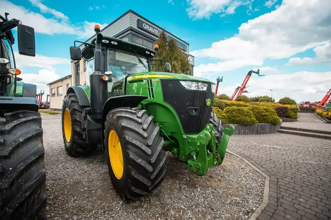 Ciągnik John Deere z kosiarką do poboczy