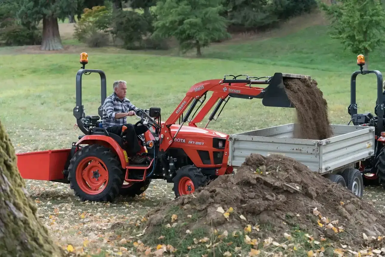 Traktorek Kubota z ładowaczem czołowym