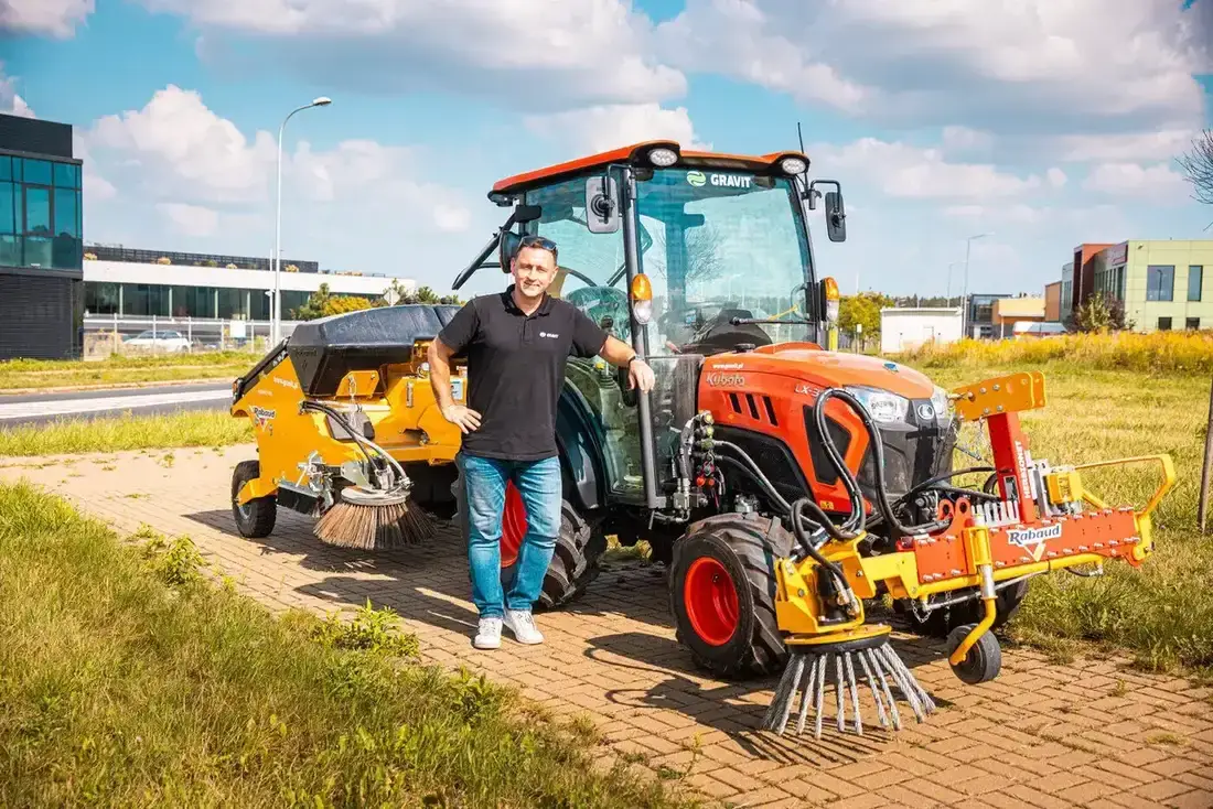 Traktorek Kubota z osprzętem Rabaud do zamiatania i odchwaszczania