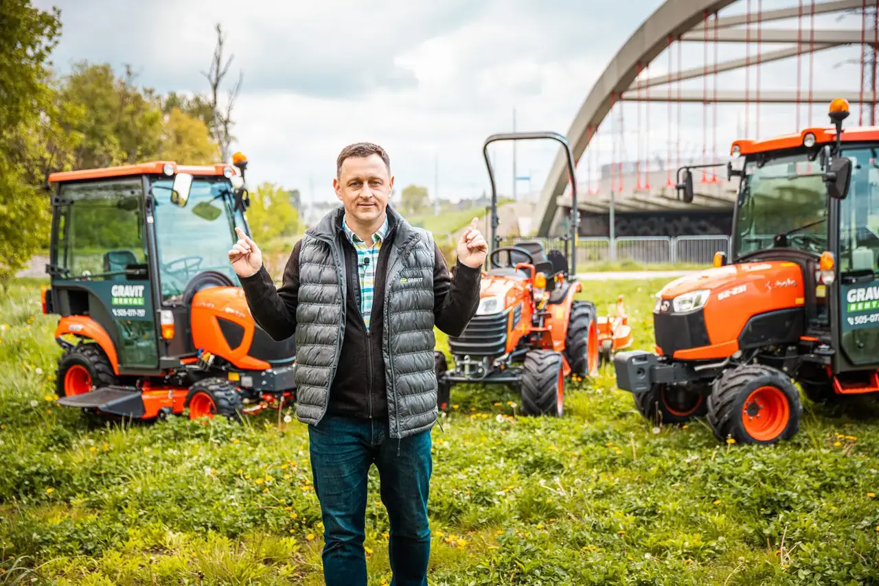 Paweł Pawlak, wynajem kosiarek komunalnych kubota, na portrecie zespołu GRAVIT.
