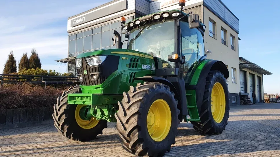 Ciągnik John Deere klasy 100–125 KM z agregatem