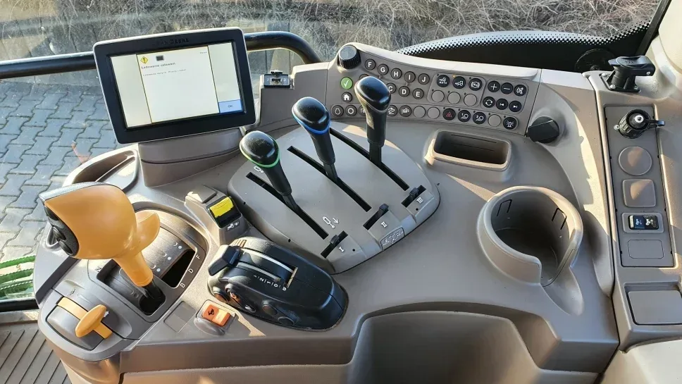 Wynajem ciągnika rolniczego John Deere 100-125 KM, miniatura zdjęcia 6 z 12.