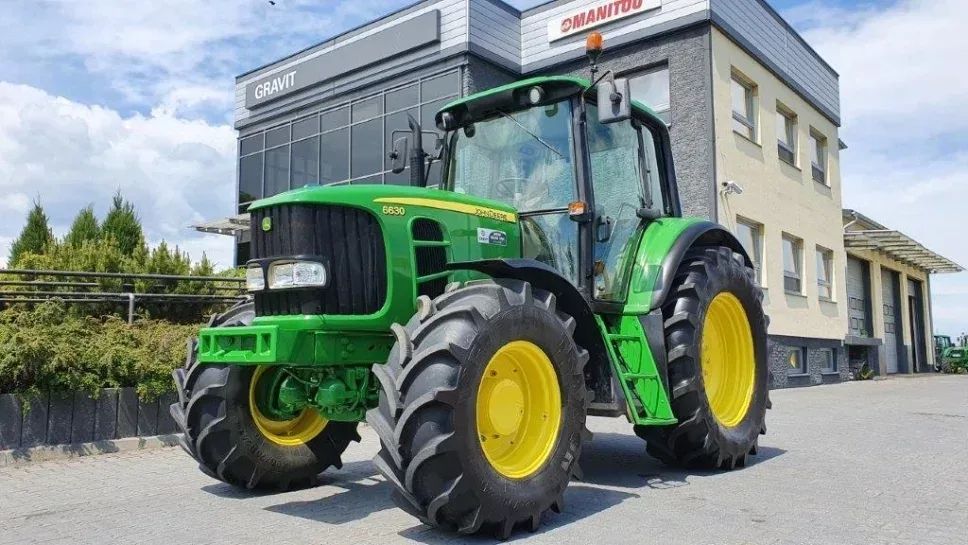 Ciągnik John Deere klasy 120–135 KM