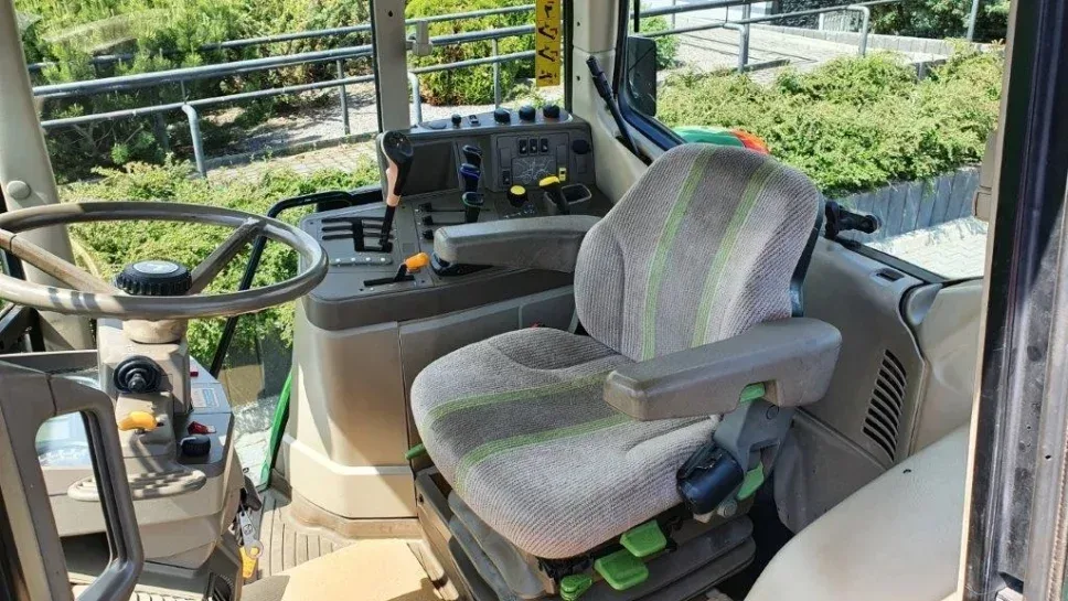 Wynajem ciągnika rolniczego John Deere 120-135 KM, miniatura zdjęcia 9 z 13.