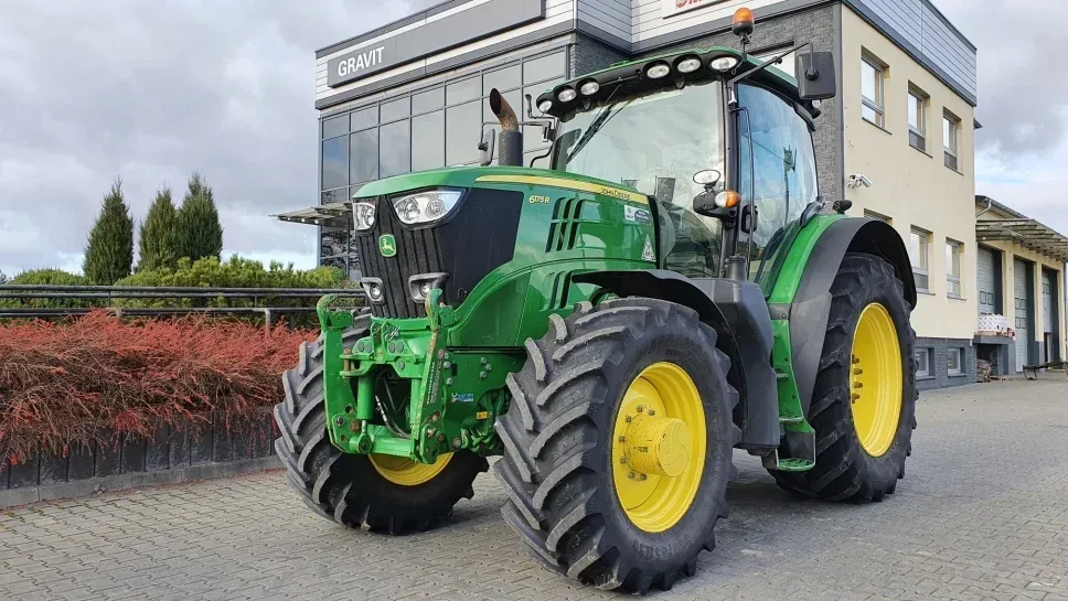 Ciągnik John Deere klasy 170–195 KM w polu