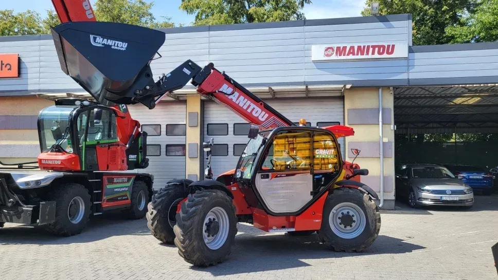 Ładowarka Manitou MT 933 układająca baloty