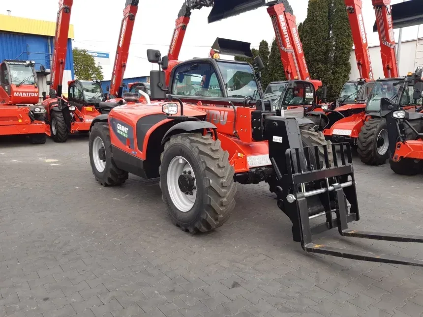 Ładowarka Manitou MT 733 z balotem
