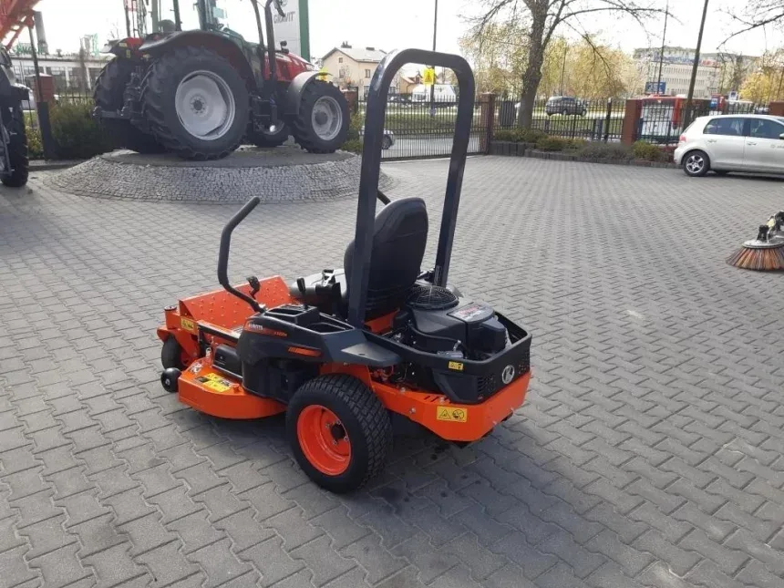 Wynajem profesjonalnej kosiarki Kubota Z122R, miniatura zdjęcia 2 z 4.