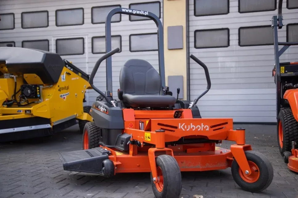 Maszyna Kubota Z122R - Kosiarka dostępna w ofercie wynajmu.