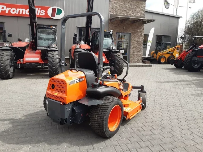 Wynajem profesjonalnej kosiarki komunalnej Kubota ZD 1211R, miniatura zdjęcia 3 z 3.