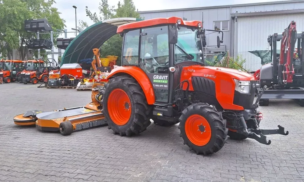 Wynajem: Kubota L2 - Ciągnik Maszyna Kubota L2 - Ciągnik dostępna w ofercie wynajmu.