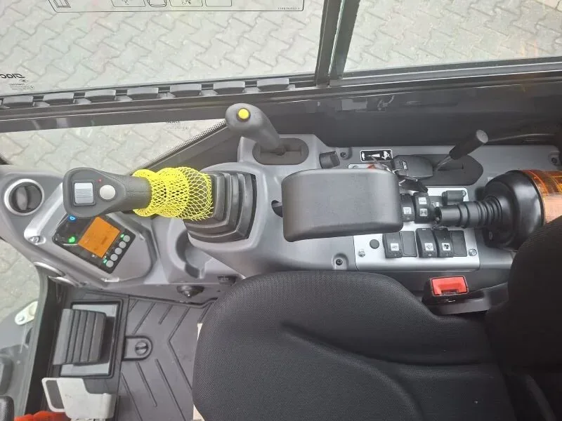 Wynajem koparki gąsienicowej Yanmar SV17 VT, miniatura zdjęcia 10 z 10.